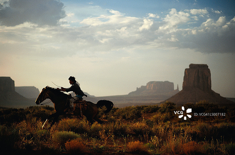 峡谷骑马图片素材