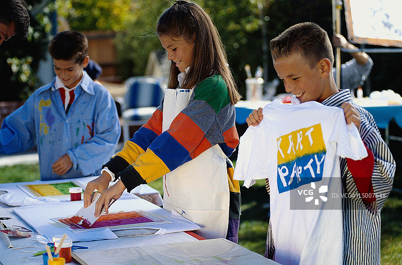 儿童丝网印花T恤图片素材
