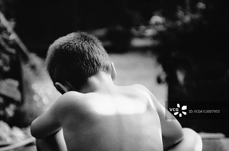 男孩背影图片素材