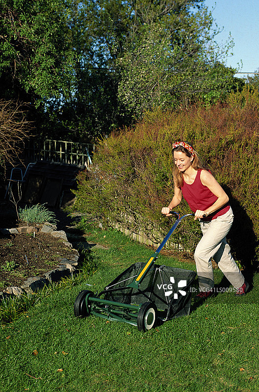 女人在割草图片素材