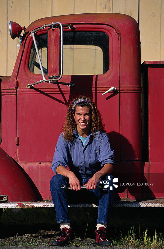 坐在卡车踏板上的女人图片素材