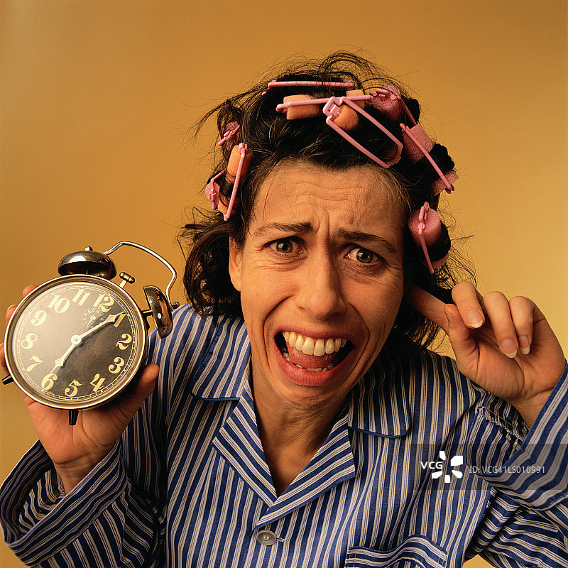 拿着闹钟的女人图片素材