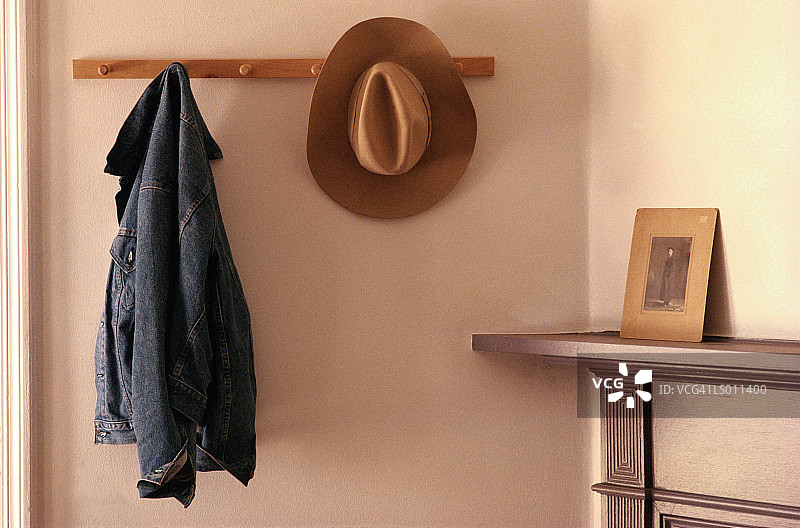 牛仔帽和衣架上的夹克图片素材