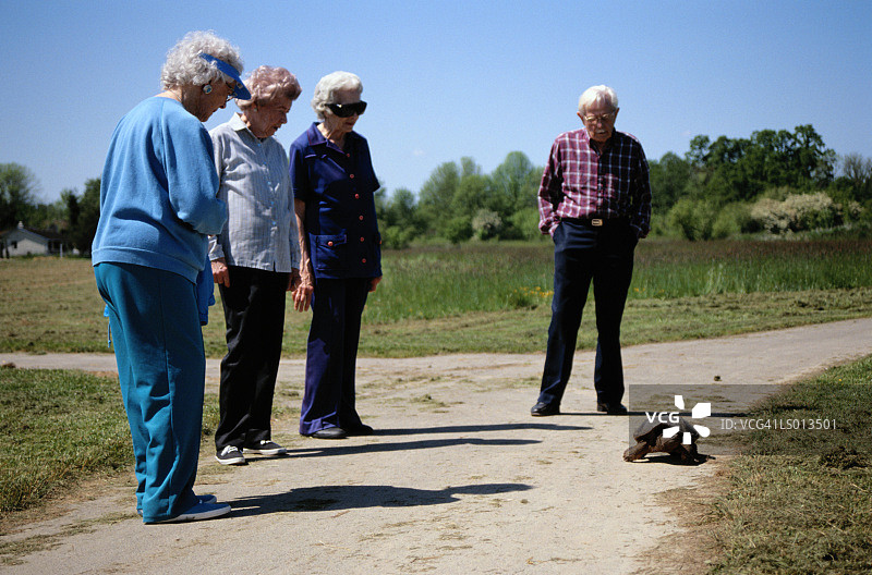 道路上的老年人图片素材