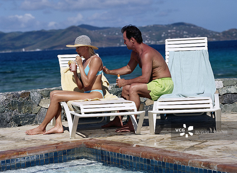 男人给女人擦防晒霜图片素材