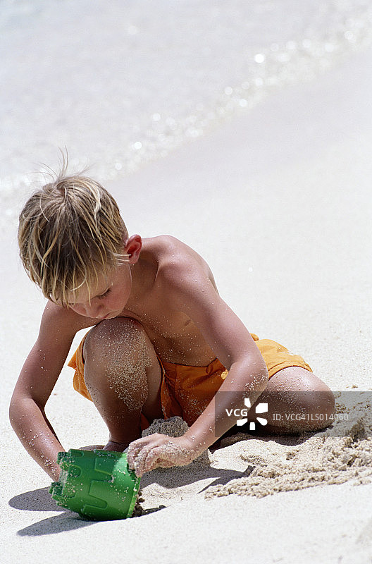 在沙滩上玩耍的男孩图片素材