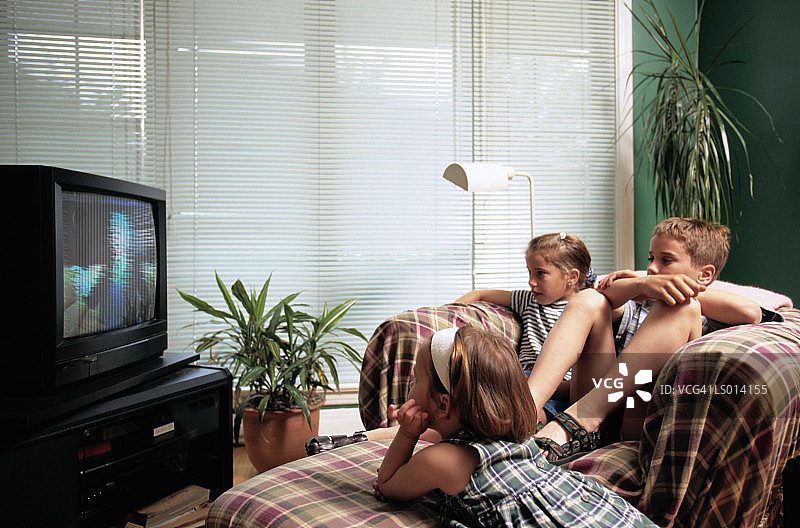 儿童看电视图片素材