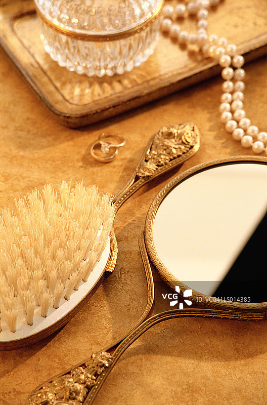 刷子、镜子和珠宝罐图片素材