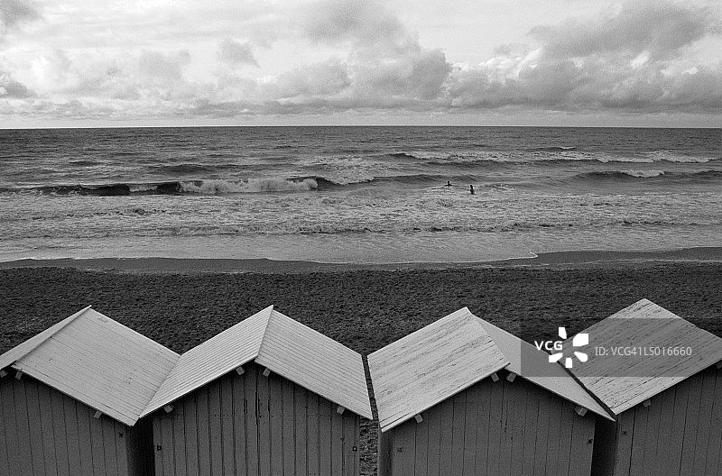 海滩上的浴池图片素材