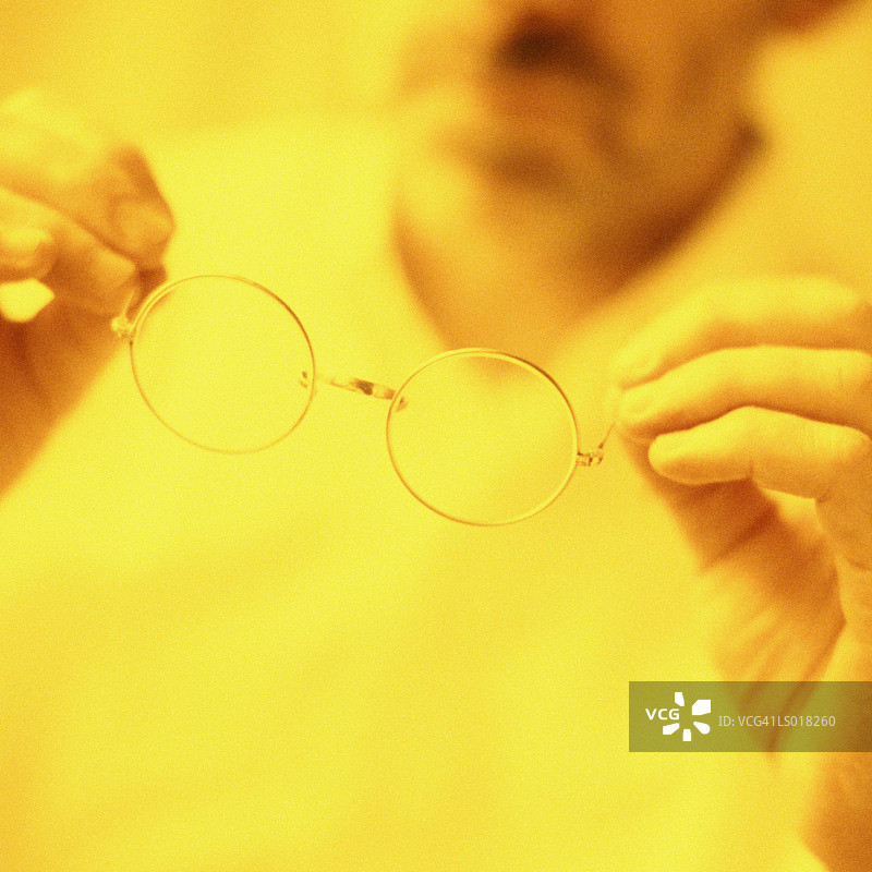 男人拿着眼镜图片素材