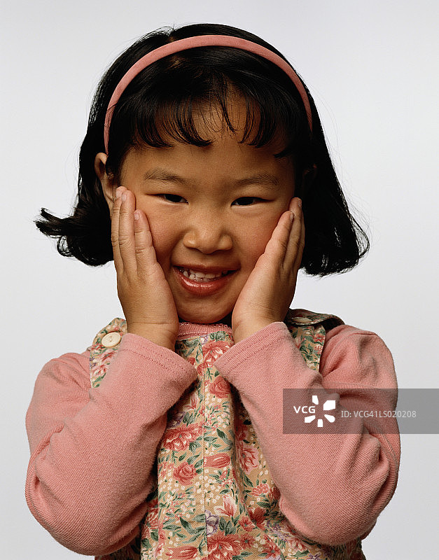 害羞的女孩肖像图片素材