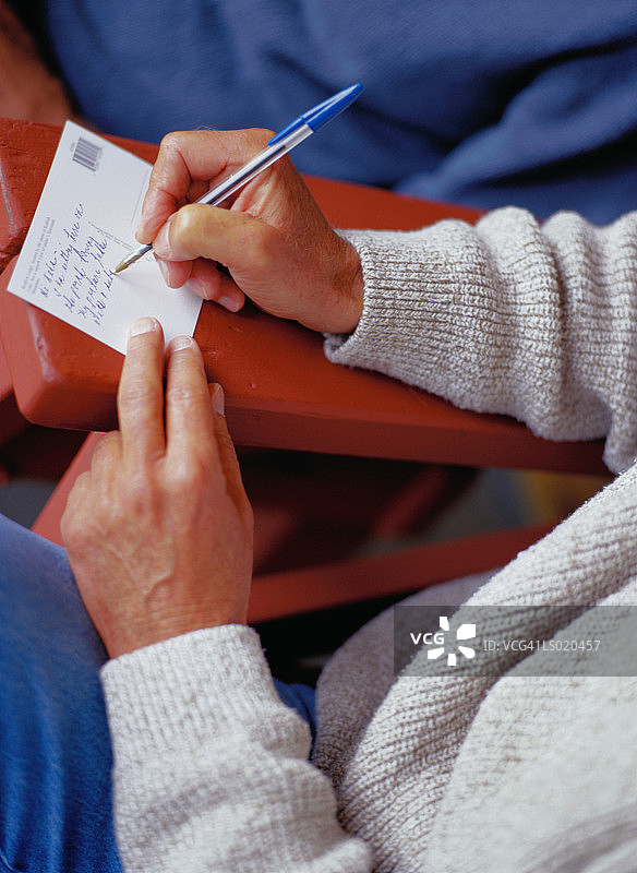 人手书写明信片特写图片素材