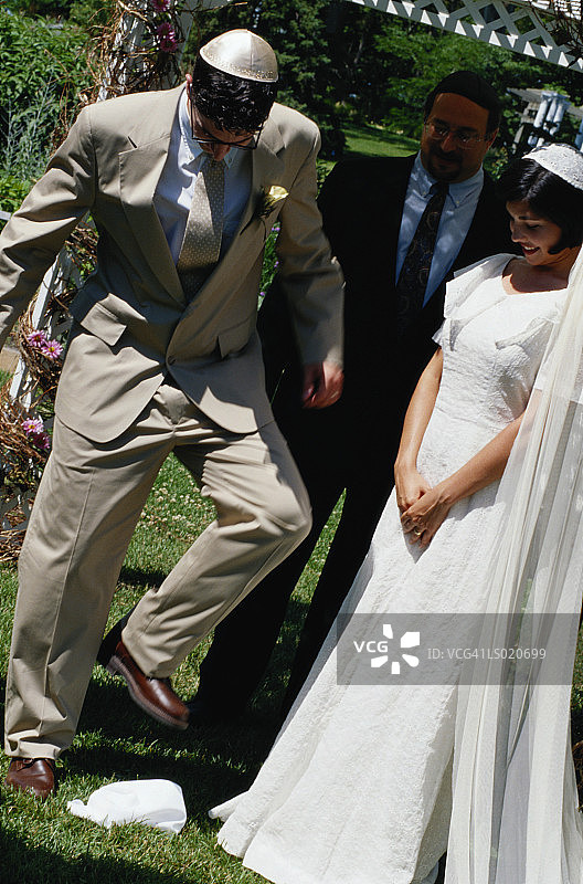 新郎打破玻璃杯图片素材