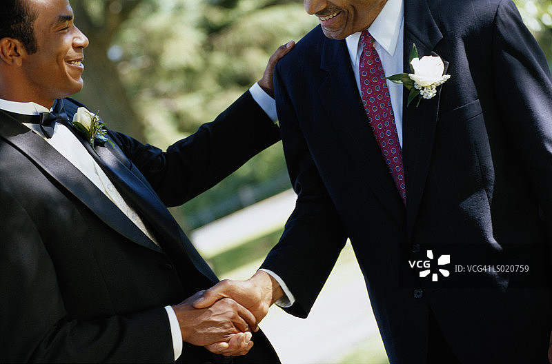 新郎与父亲握手图片素材