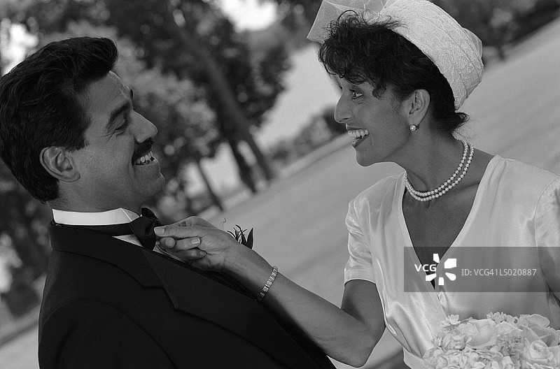 新娘整理新郎的领结图片素材