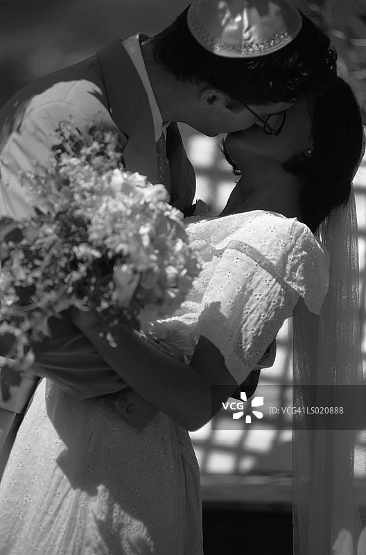 接吻的新娘和新郎图片素材