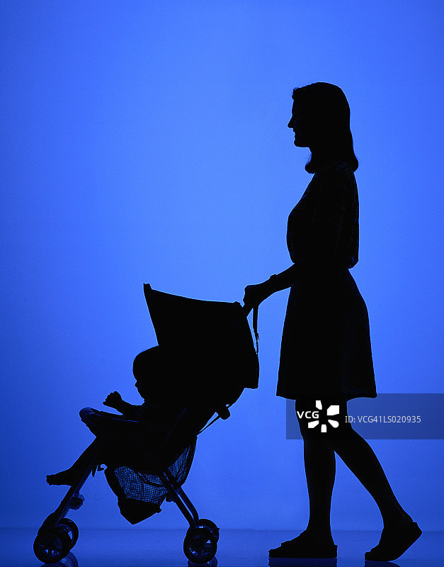 母亲推着婴儿车里的孩子图片素材