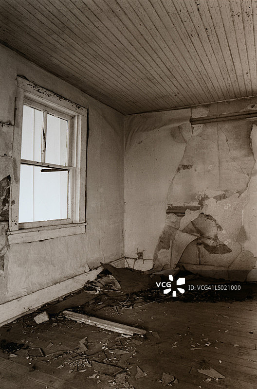 废弃房屋中的空房间（黑白调）图片素材