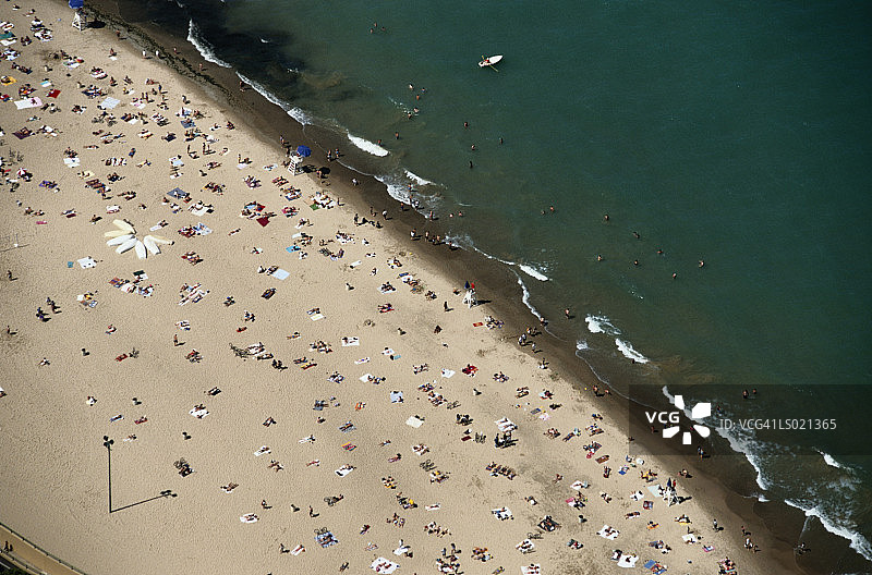 密歇根湖拥挤的海滩图片素材