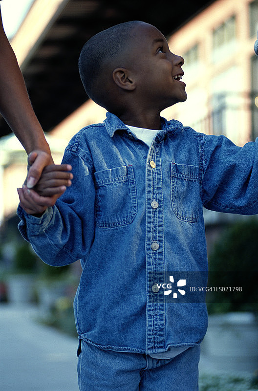 男孩牵着父母的手图片素材