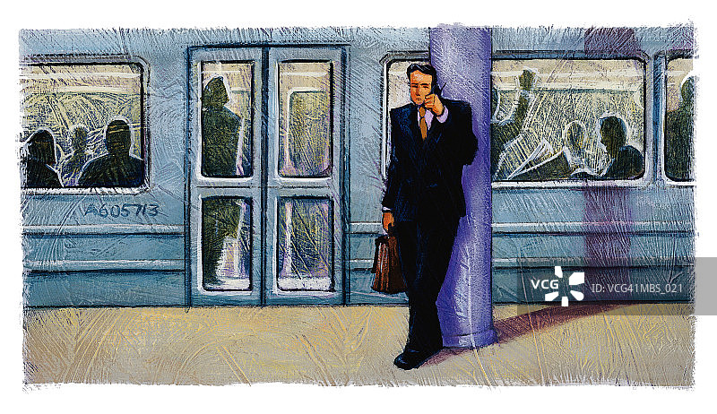 在地铁站台上使用手机的男人图片素材