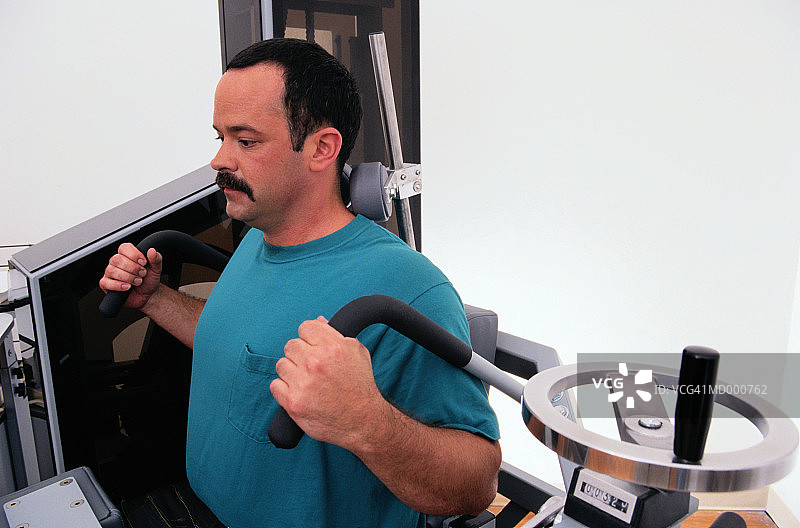 使用腰椎伸展机的男人图片素材