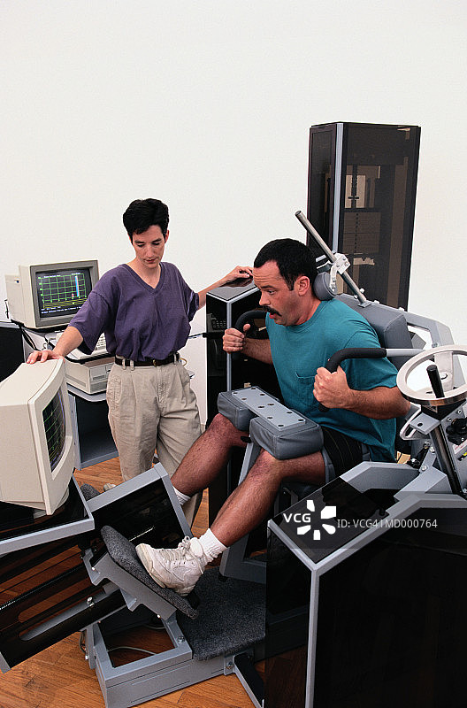 正在接受物理治疗的男人图片素材