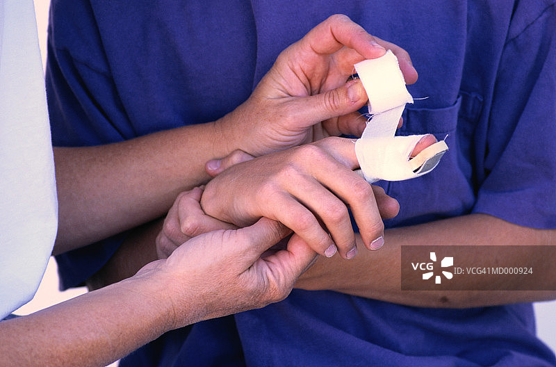 戴上手指夹板图片素材