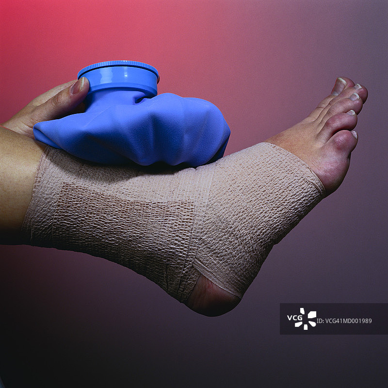 脚踝上的弹性支撑绷带和冰袋图片素材