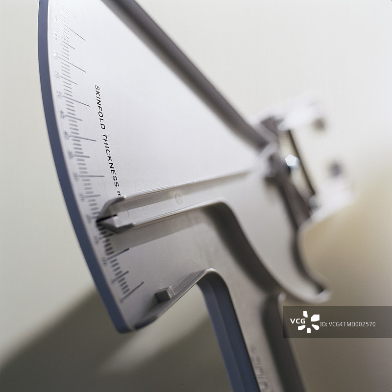 用于测量身体脂肪的皮褶厚度计图片素材