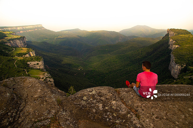 男人在壮丽的绿色峡谷观景点欣赏美景图片素材