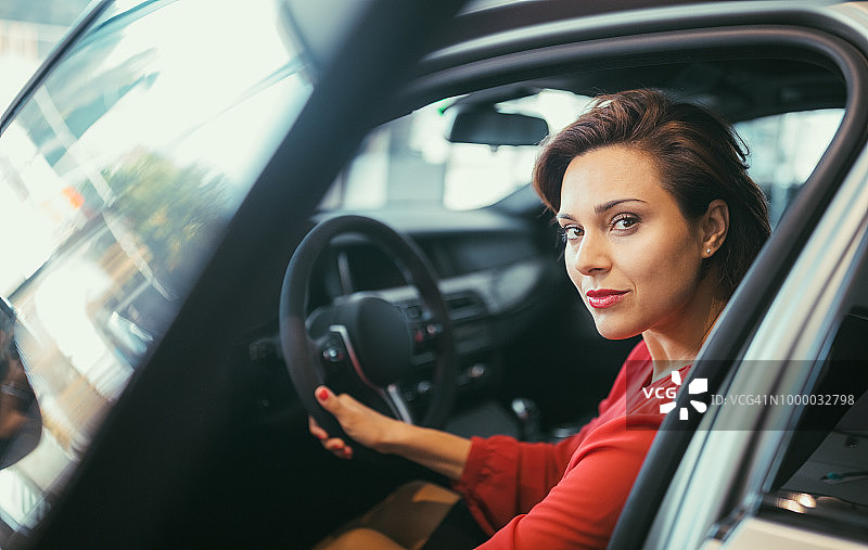 女商人购买新车图片素材