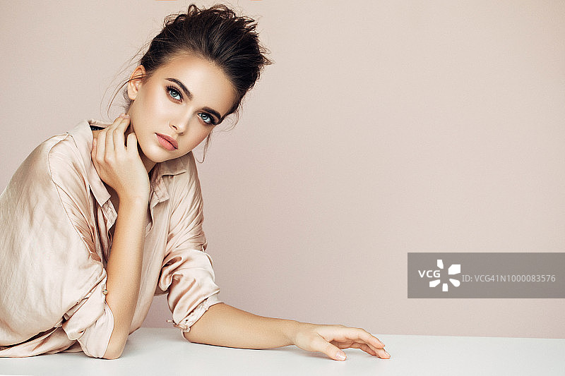 年轻美丽的女人的摄影图片素材