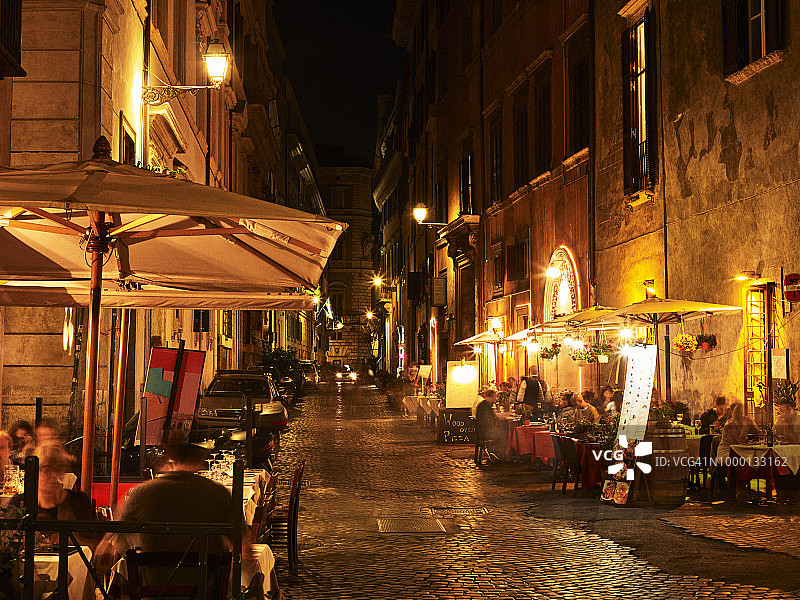夜晚罗马的繁忙街道图片素材