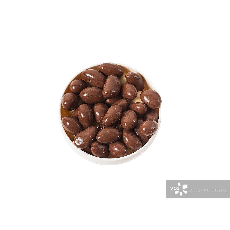 白色背景上的巧克力坚果图片素材