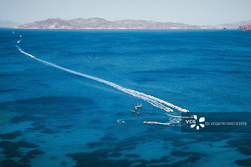 米洛斯岛上的水上摩托冒险图片素材
