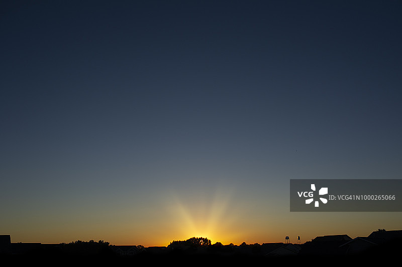 爱荷华州格兰杰日落时分的广角视图图片素材