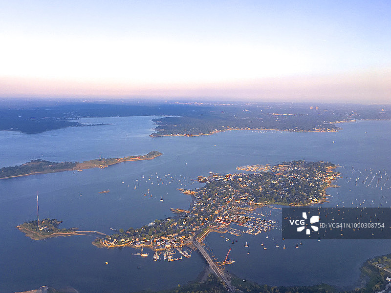 长岛海峡环绕的城市岛屿图片素材