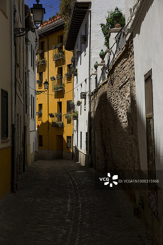 格拉纳达阿尔拜辛区狭窄蜿蜒的街道图片素材