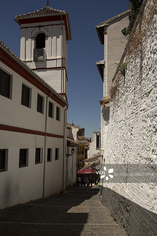 格拉纳达阿尔拜辛区狭窄蜿蜒的街道图片素材