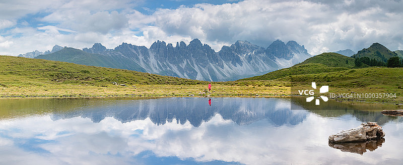 奥地利萨尔芬斯湖全景，有个小女孩在奔跑图片素材