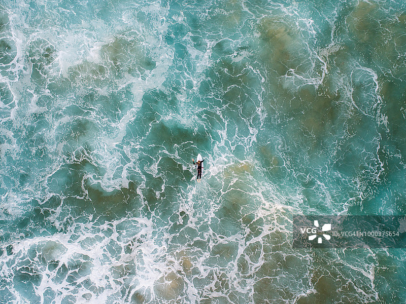 回流中的冲浪者图片素材