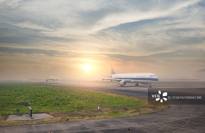 上海虹桥国际机场清晨飞机排队起飞图片素材
