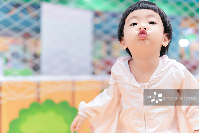 做飞吻表情的小女孩图片素材