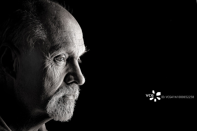 侧面的白人男子图片素材