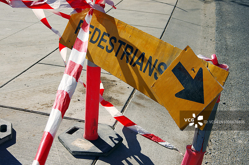 建筑工地周围的临时行人绕行道图片素材