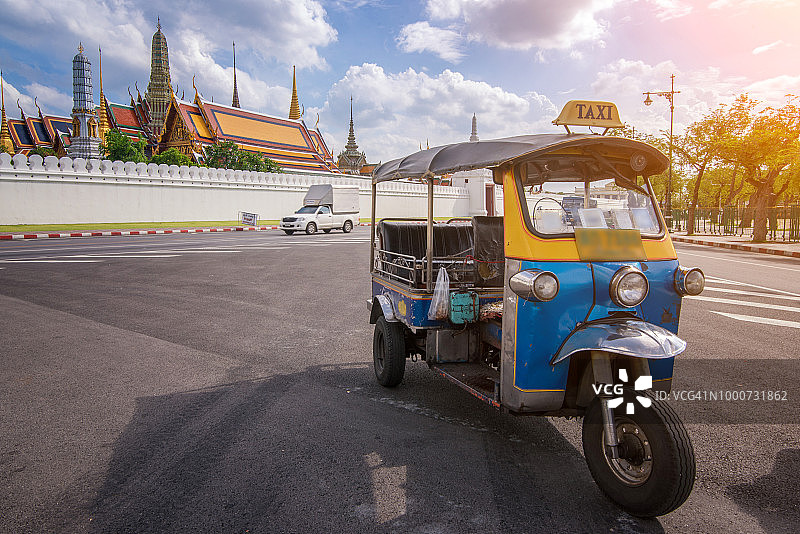 泰国曼谷玉佛寺或大皇宫前的嘟嘟车图片素材