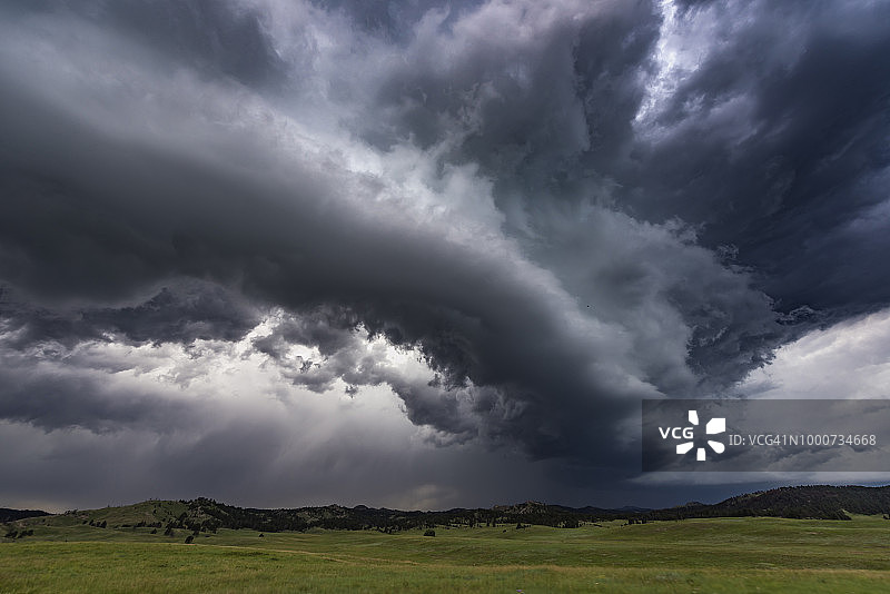 怀俄明州快速移动风暴前的弧状云，美国图片素材