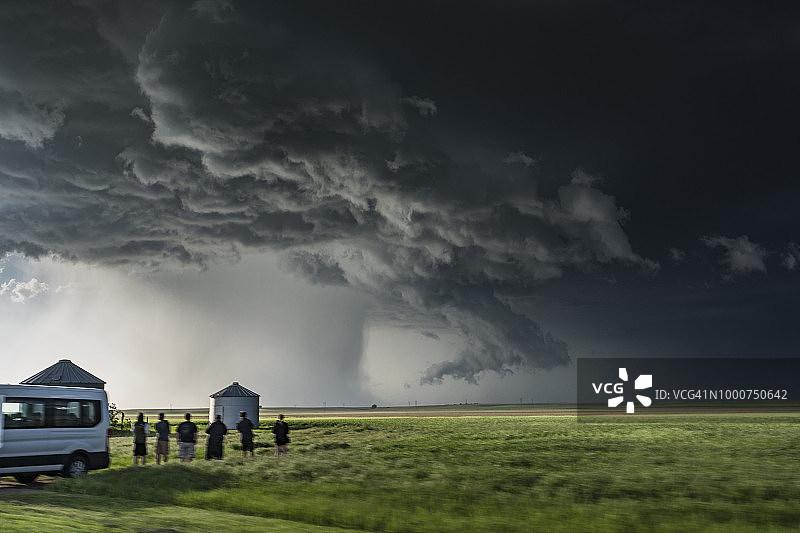 观众观看内布拉斯加州的强烈雷暴天气图片素材