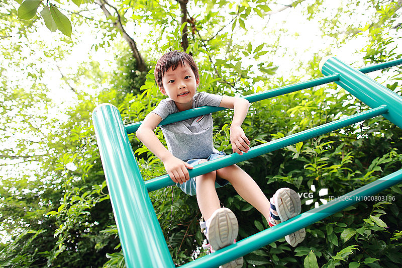 男孩在公园里玩耍图片素材